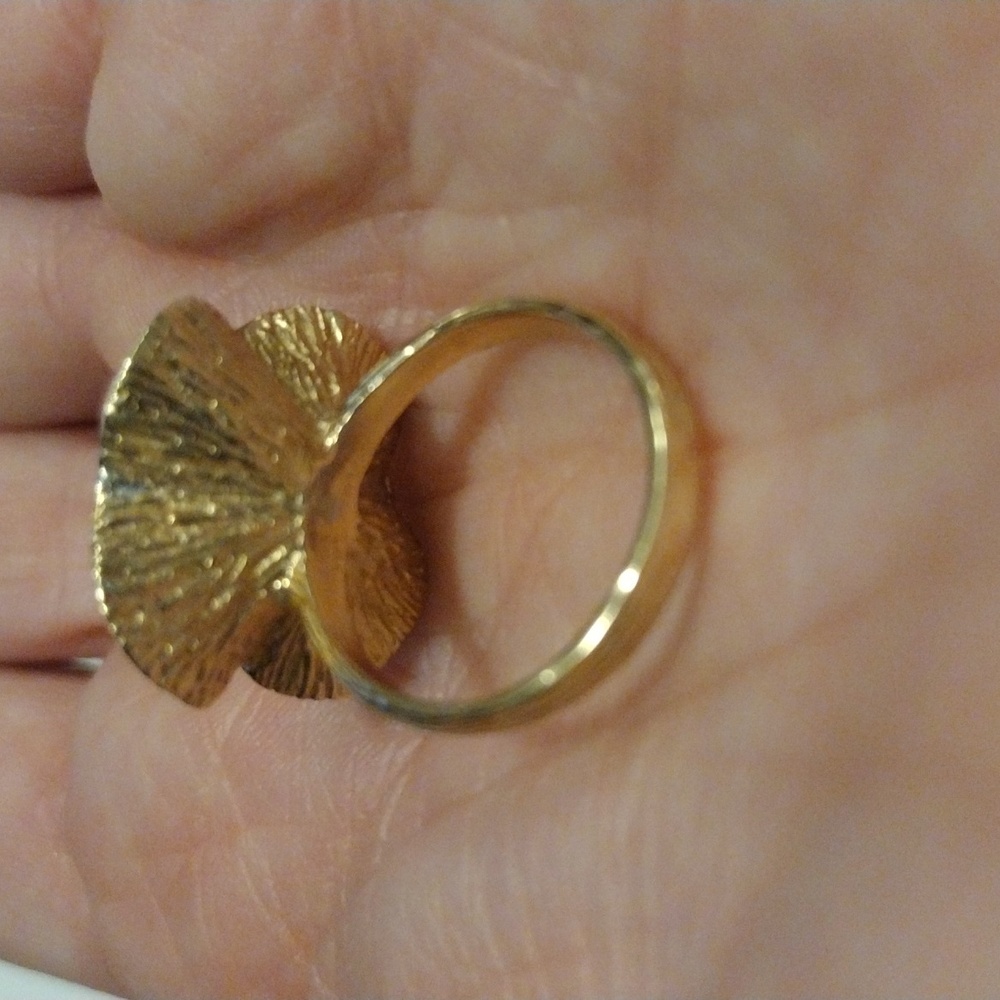 14K Gold Flower Ring with Diamonds - Picture 4 of 5